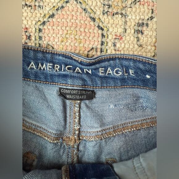 American Eagle Highest Rise Mom Denim Cut Off Shorts Women’s size 6 Distressed - Picture 2 of 5